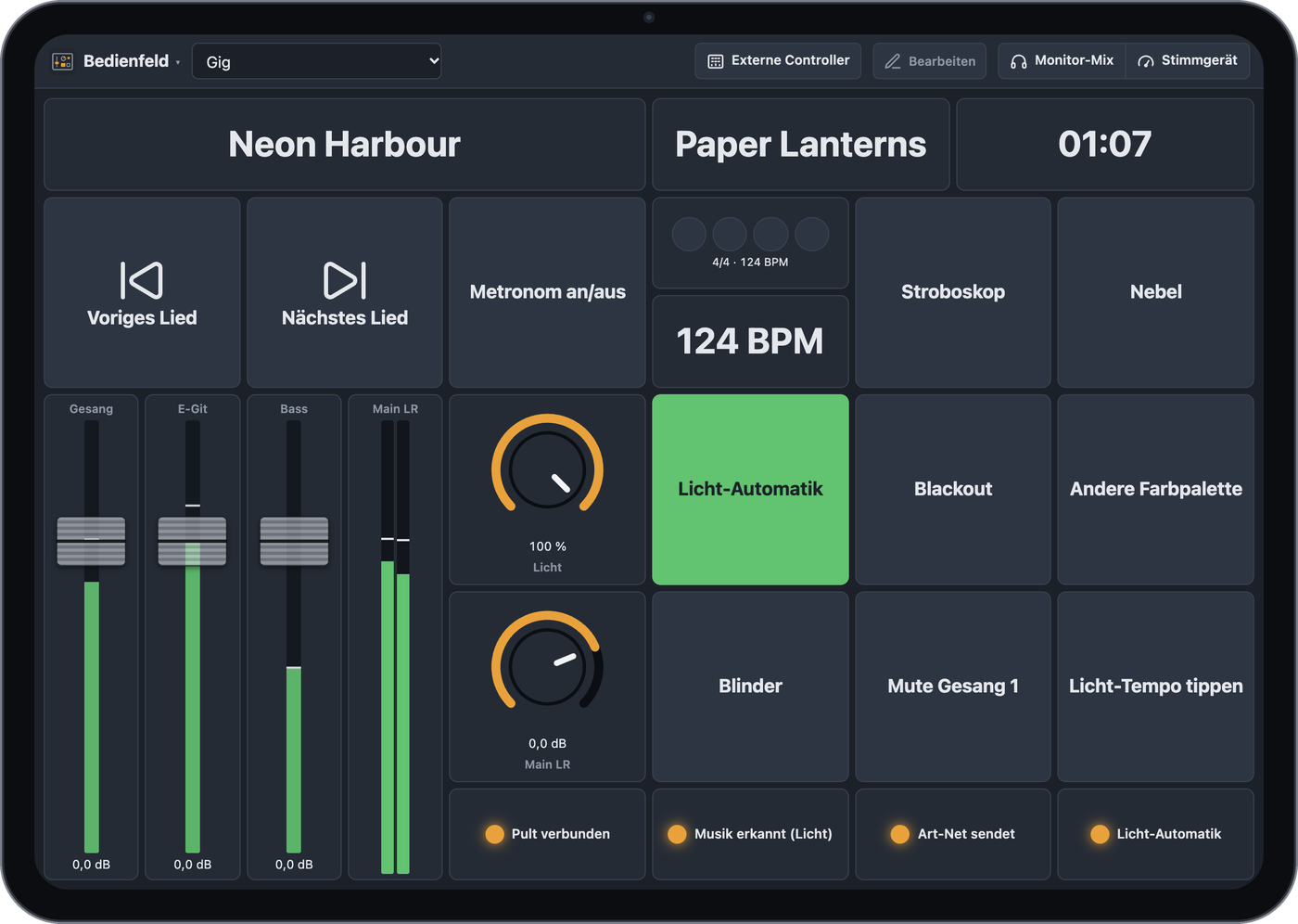 Bedienfeld auf einem iPad: Titel, nächstes Lied, Uhrzeit, Knöpfe für Lieder, Metronom, Stroboskop, Nebel, Licht, Fader, Drehknöpfe und Anzeigen