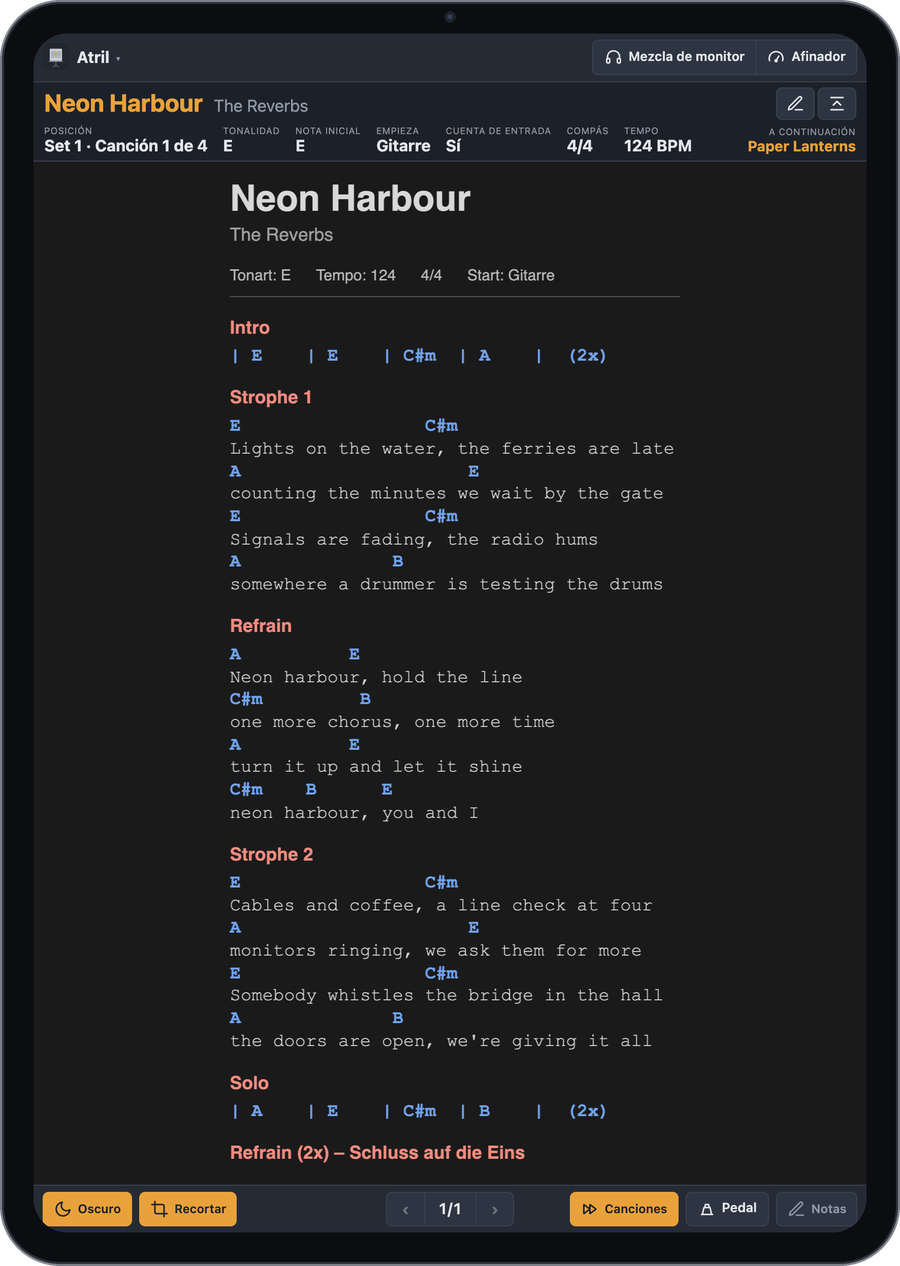 Atril en un iPad en vertical: canción activa con tonalidad, tempo y canción siguiente, y debajo el lead sheet en modo oscuro con una marca manuscrita