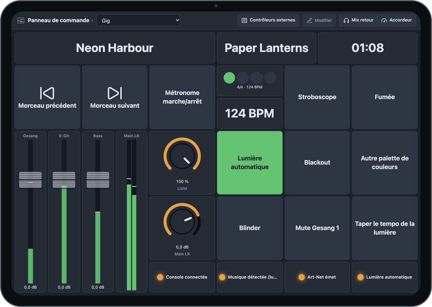 Panneau de commande sur un iPad : titre, morceau suivant, heure, boutons pour les morceaux, métronome, stroboscope, fumée, lumière, faders, boutons rotatifs et affichages