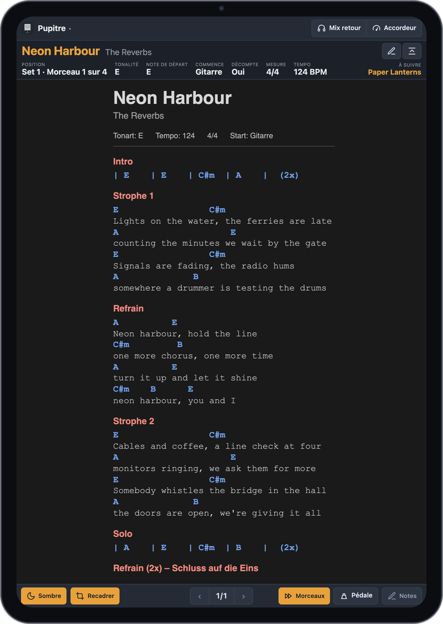 Pupitre sur un iPad en portrait : morceau actif avec tonalité, tempo et morceau suivant, en dessous le lead sheet affiché en sombre avec une annotation manuscrite